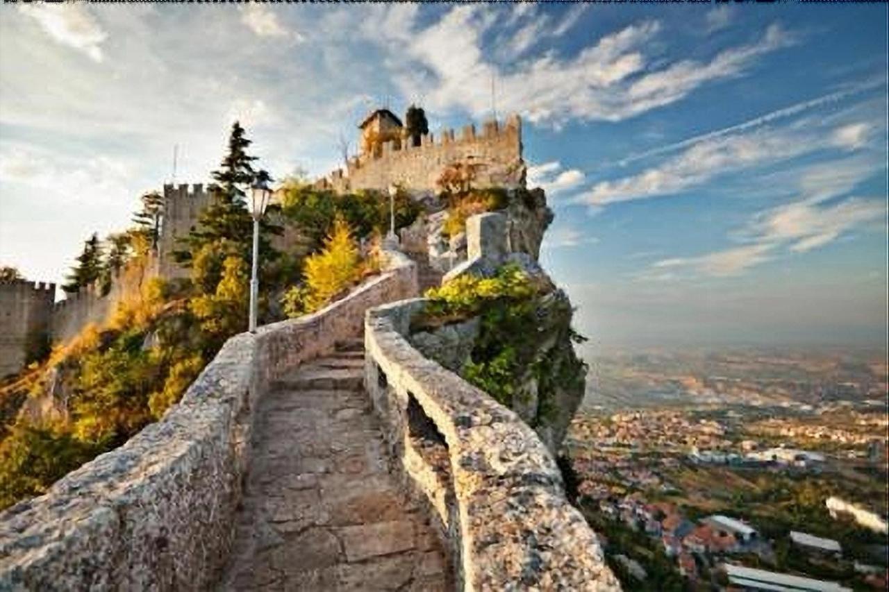 Hotel La Rocca San Marino Esterno foto